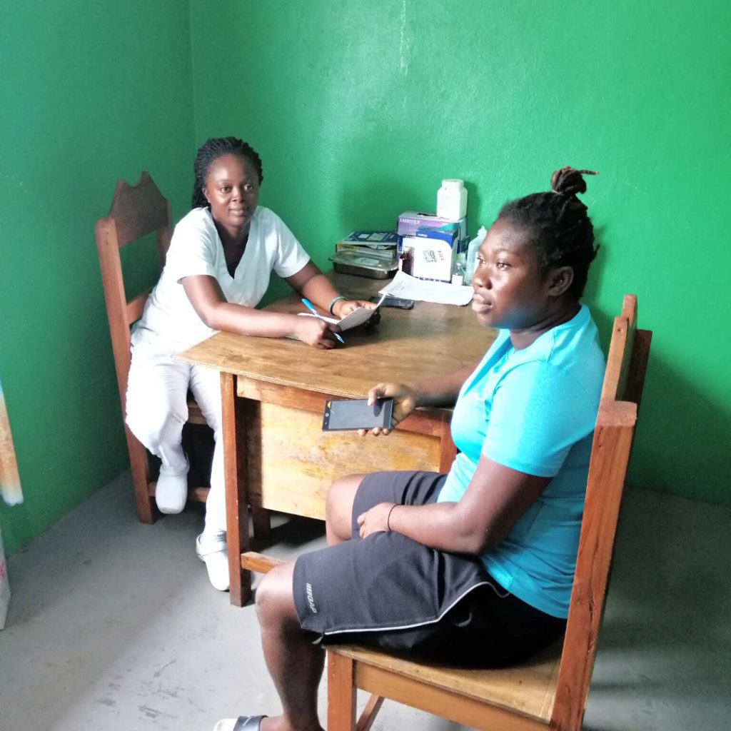 Ärztin behandelt Patientin im Krankenhaus in Monrovia