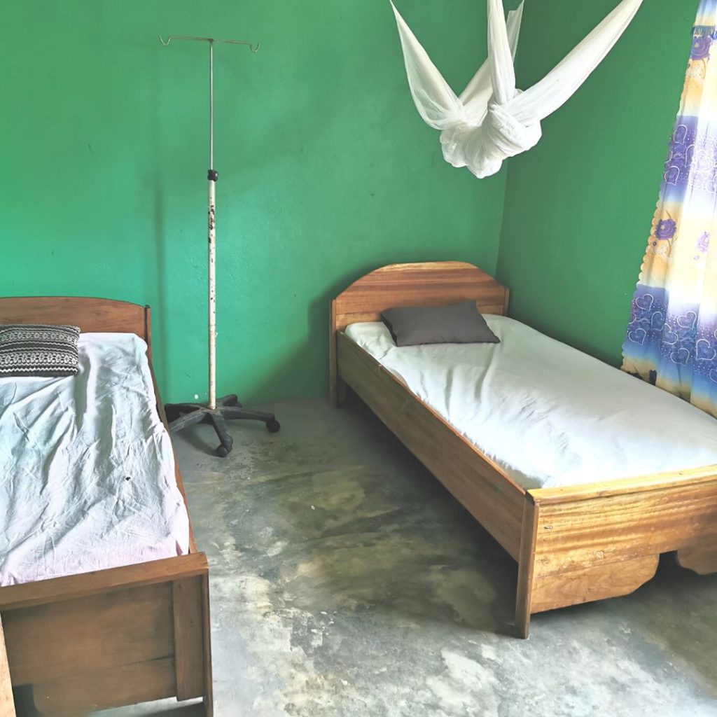 Betten im afrikanischen Krankenhaus "Our Hope Medical Clinic" für bedürftige Menschen