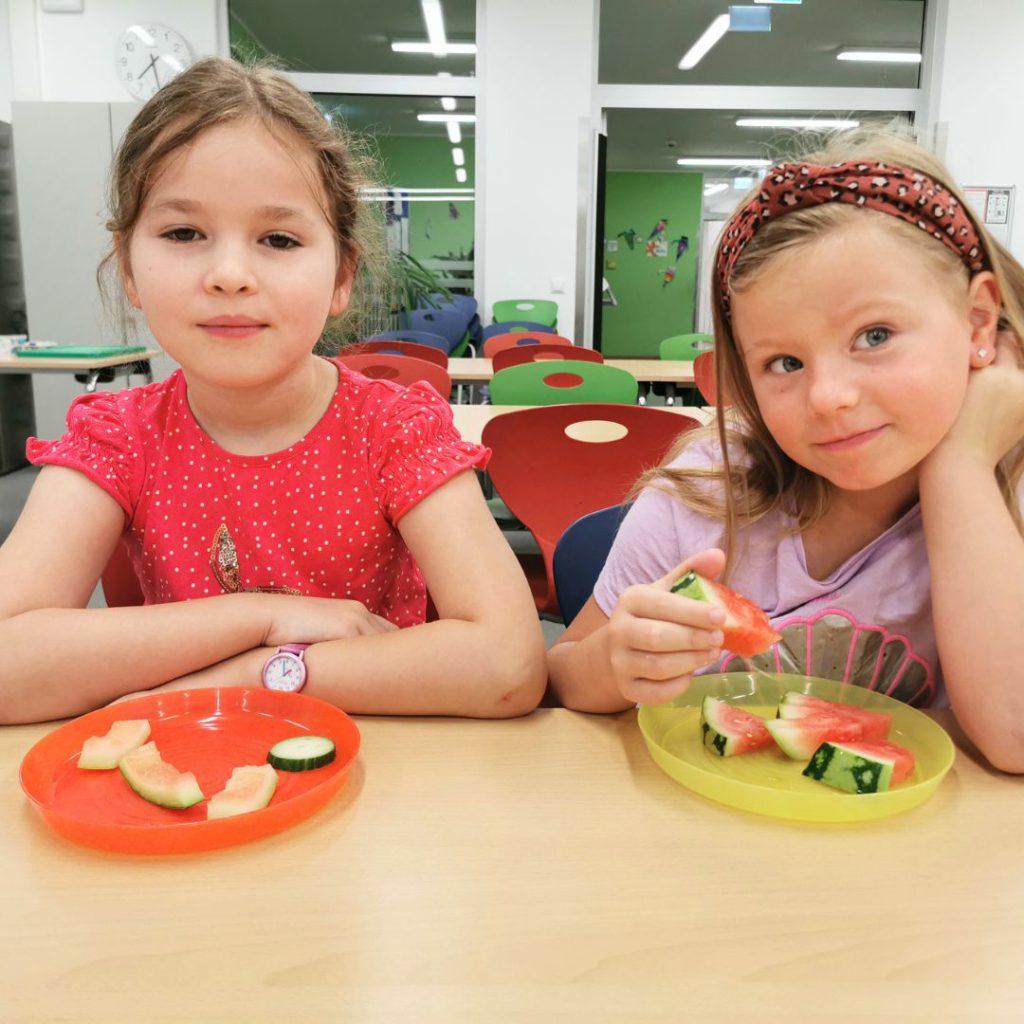 Das soziale Miteinander ist ein wichtiger Baustein in der Kindheit. Hier im Frühstücksklub an der Hugo-Wolf-Grundschule können die Kinder Gemeinschaft hautnah erleben.