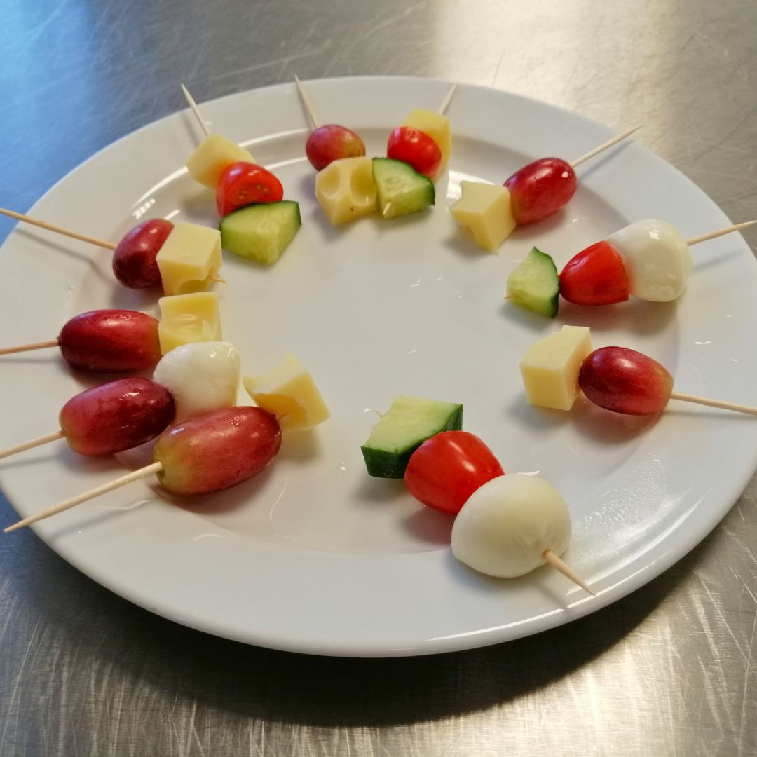 Frühstücksteller mit Obst für sozial benachteiligte Kinder in München