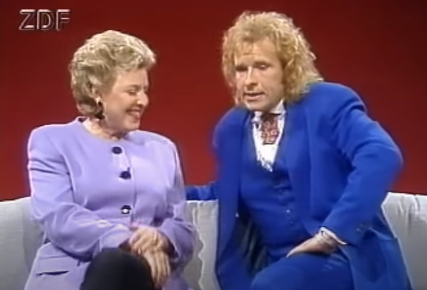 Foto von Marie Luise Marjan mit Thomas Gottschalk bei Wetten das?!, in der Sendung tritt sie zugunsten der Kinderhilfe Deutsche Lebensbrücke an