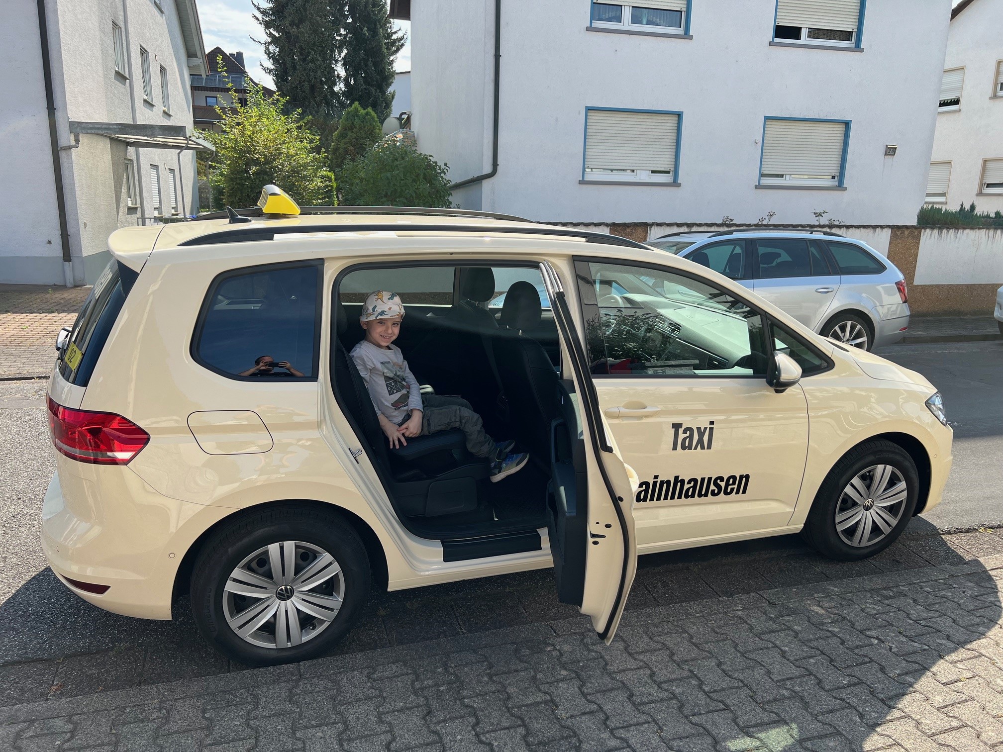 Endlich hat Lian auch einen Fahrdienst, der ihn nachmittags vom Kindergarten abholt und heimfährt