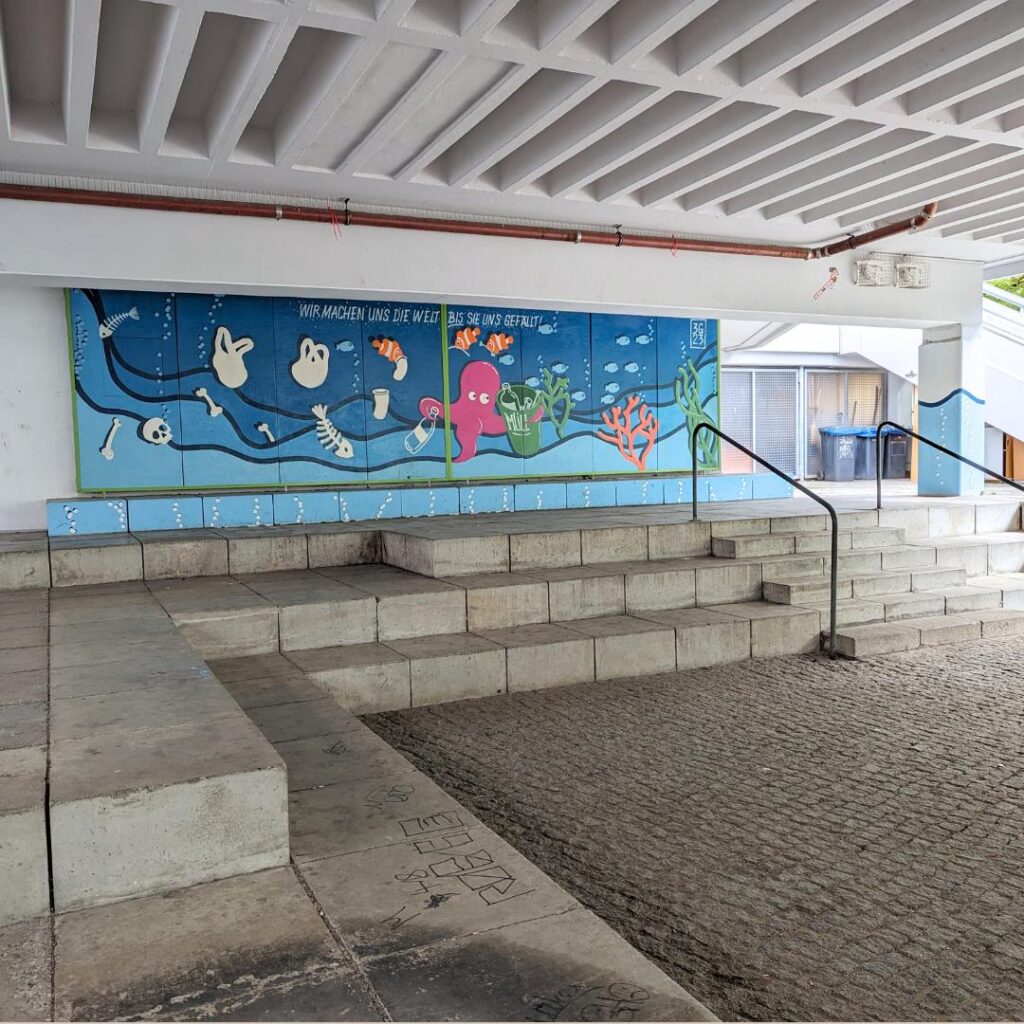 Bunte Wasser- und Krakenbemalung im Pausenhof der Grundschule