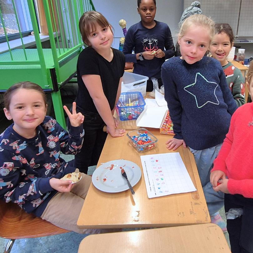 Gruppe Kinder im Frühstücksklub gegen Kinderarmut in München Olympiadorf