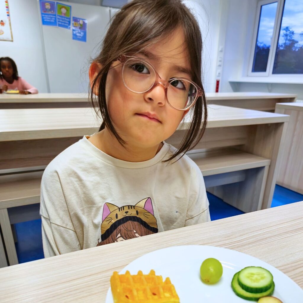 Brünettes Mädchen mit Brille blickt traurig in die Kamera, Symbol für Kinderarmut in München-Obersendling