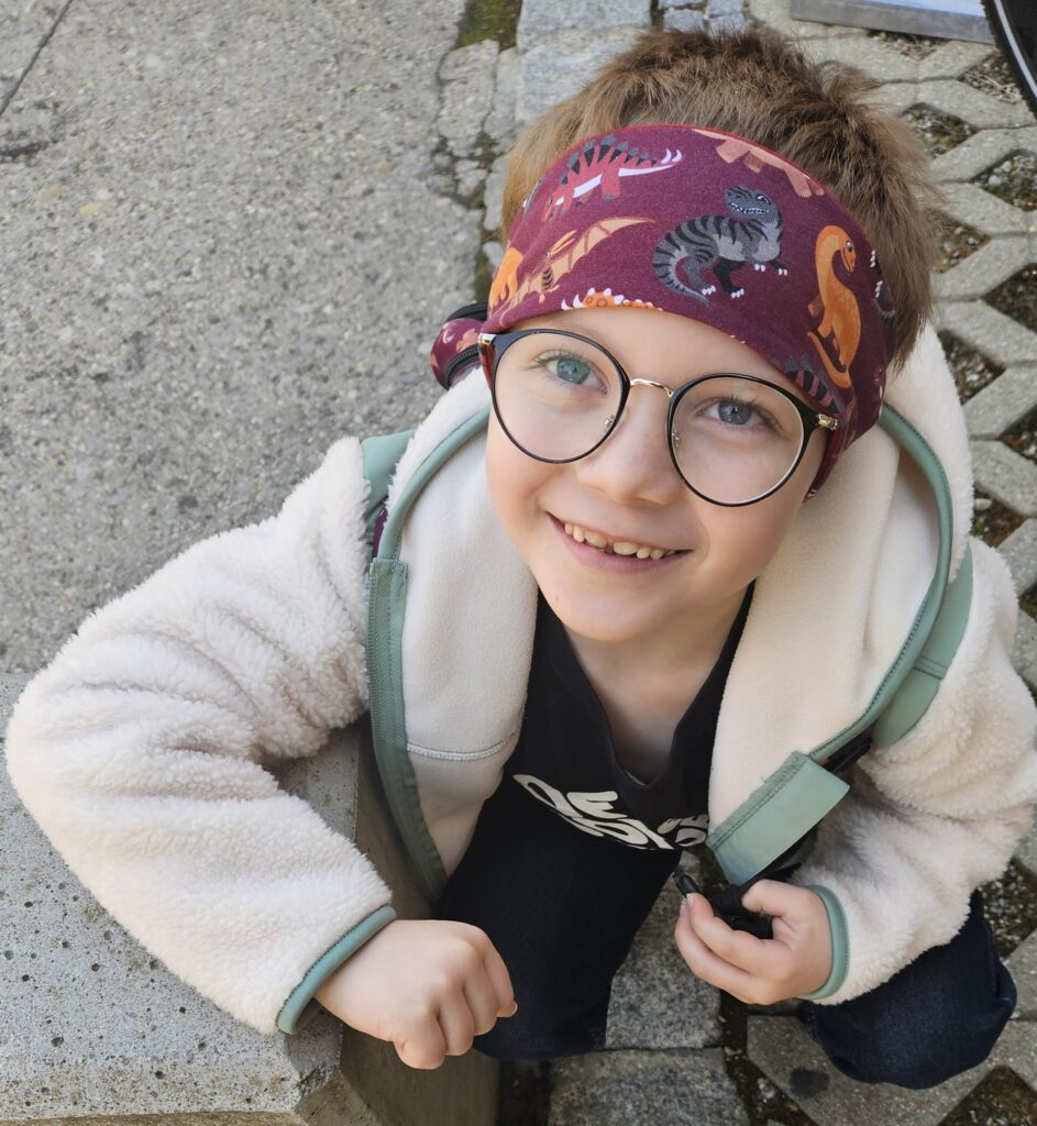 Der siebenjährige Silas lächelt in die Kamera – Spenden sollen ihm die Ausbildung eines dringend benötigten Assistenzhundes ermöglichen.