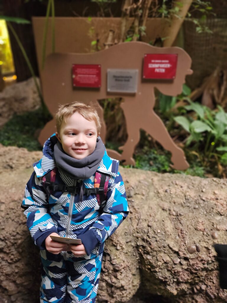 Silas bei einem Ausflug im Tierpark – ein Assistenzhund soll ihm künftig auch außerhalb seines vertrauten Umfelds mehr Sicherheit geben.