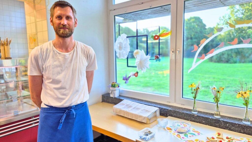 Herr Gievert arbeitet schon lange in der Mensa und bereitet das Frühstück zu